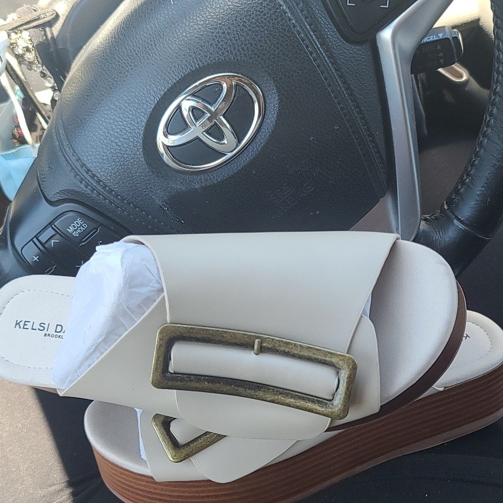 Stylish big buckle sandal
